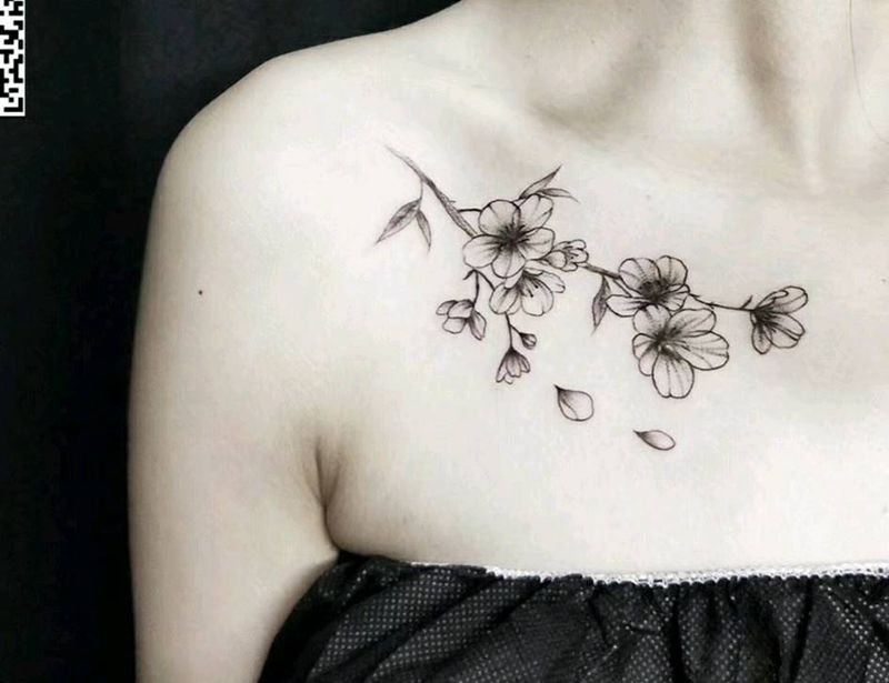 花纹身图片_肩部纹身图案