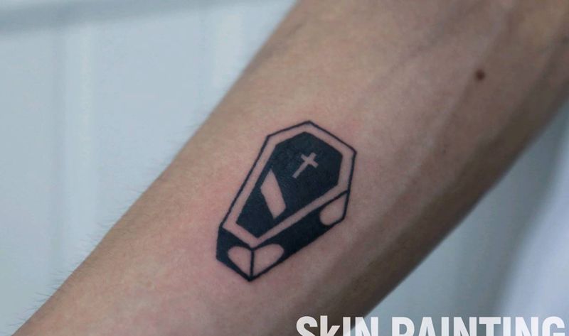 电锯和墓地纹身图片_手臂纹身图案