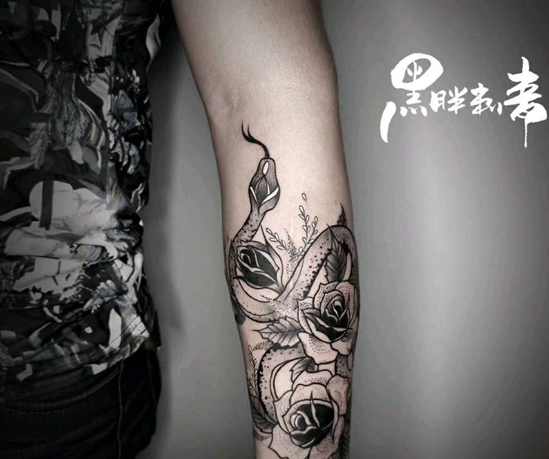 蛇与花纹身图片_手臂纹身图案