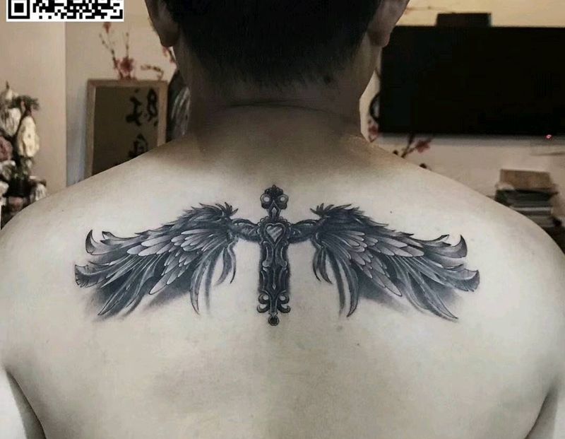 十字架翅膀纹身图片_背部纹身图案