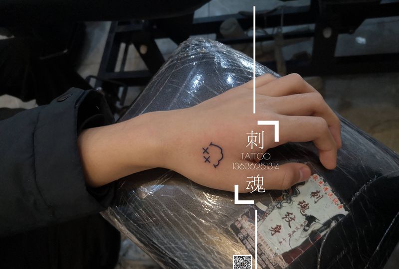 虎口笑脸纹身图片_手部几何纹身图案