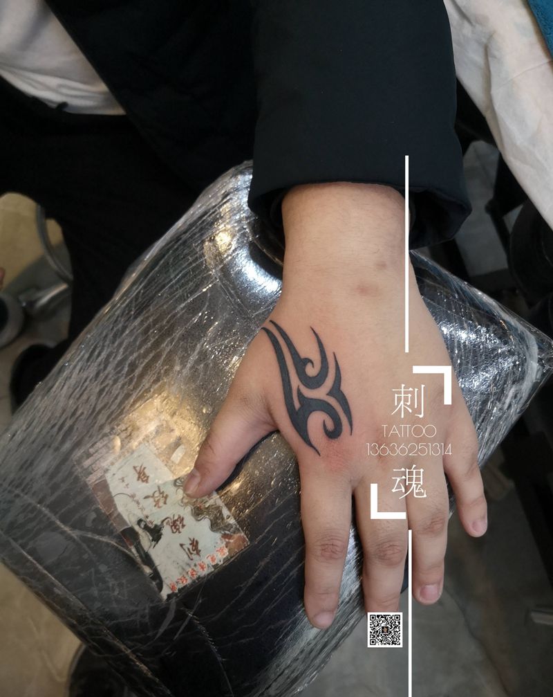 虎口图腾纹身图片_手部图腾纹身图案