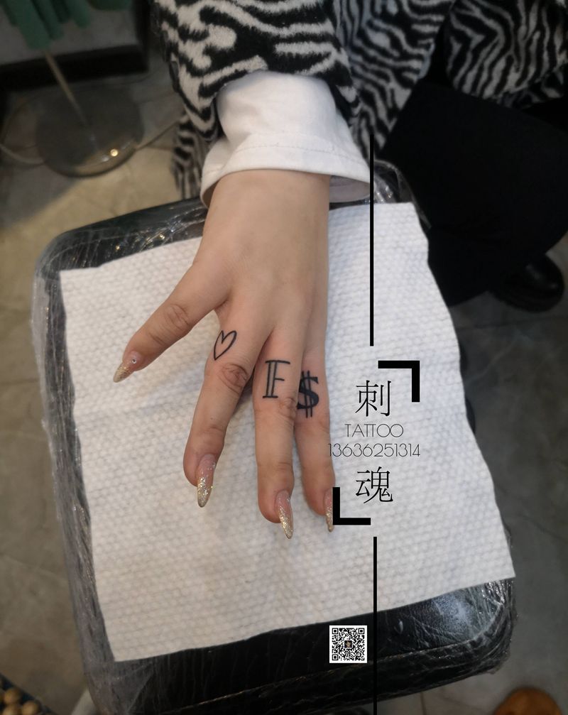 手指小图纹身图片_手部几何纹身图案