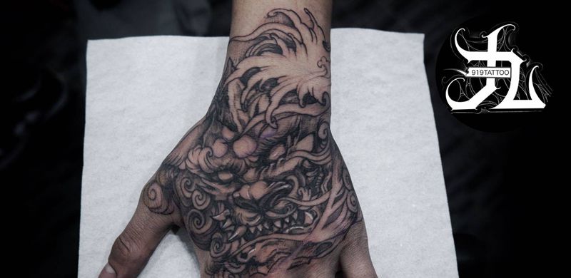 手背唐狮子纹身图片_手部新传统纹身图案