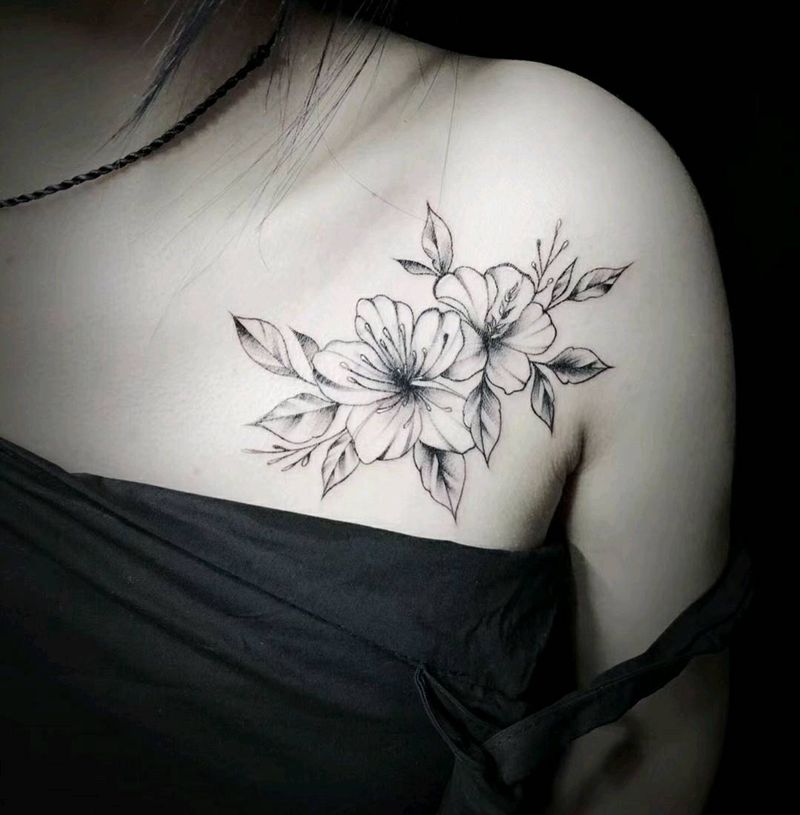 花纹身图片_胸部纹身图案