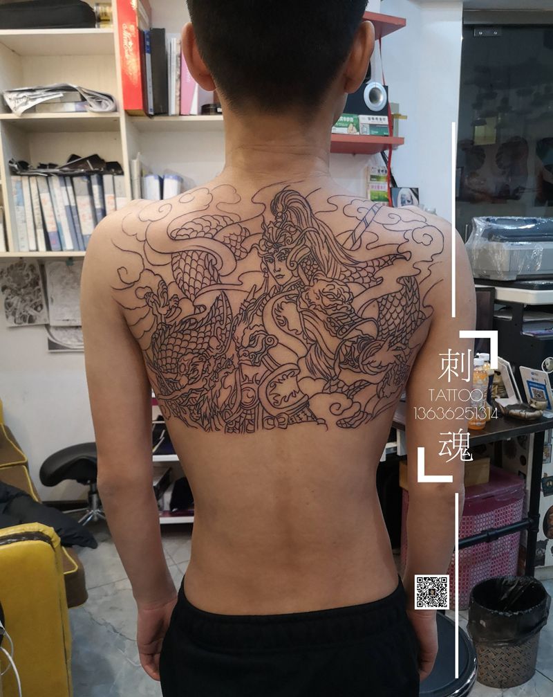 满背赵子龙纹身图片_背部几何新传统纹身图案