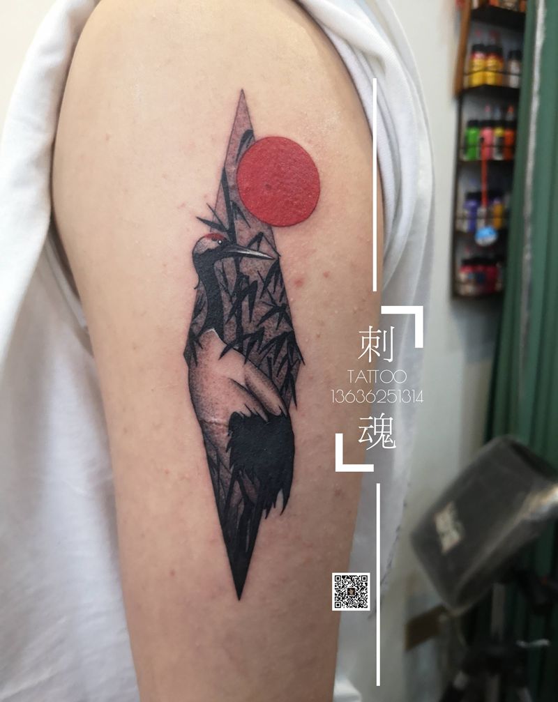 迷你鹤纹身图片_手臂点刺水彩纹身图案