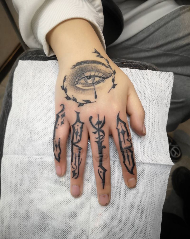 花手纹身图片_手部穿孔纹身图案