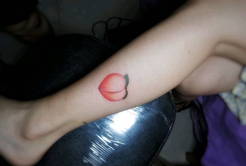 水蜜桃纹身图片_腿部纹身图案