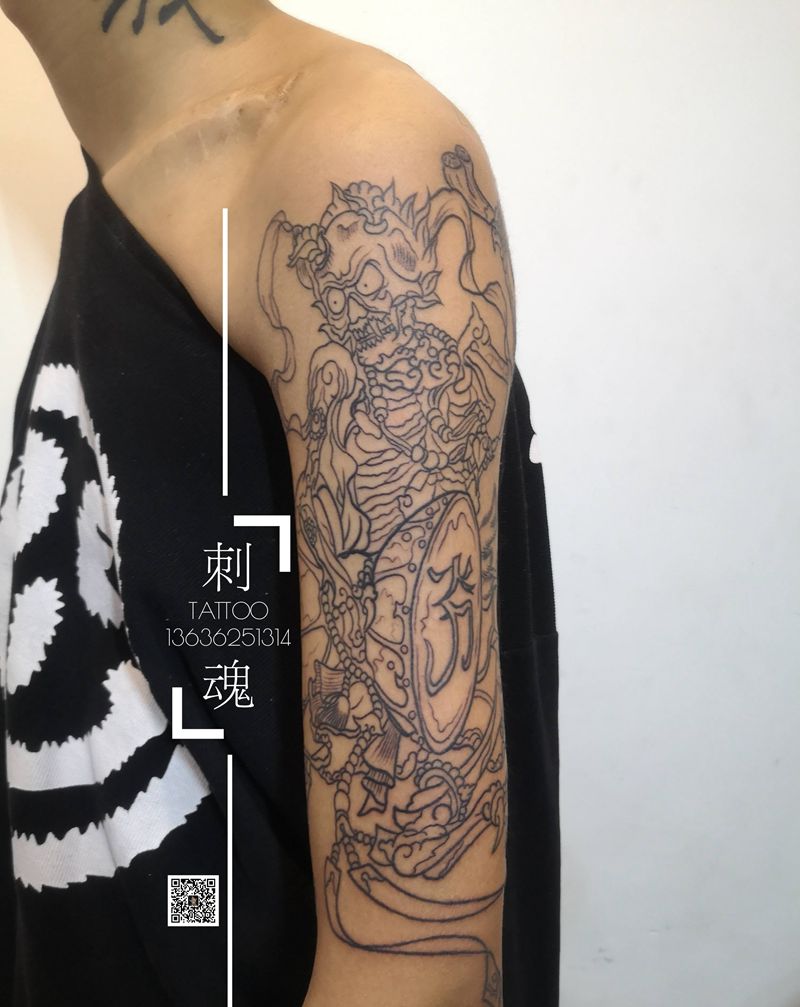 大臂骷髅纹身图片_手臂新传统纹身图案