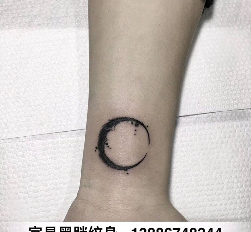 月亮纹身图片