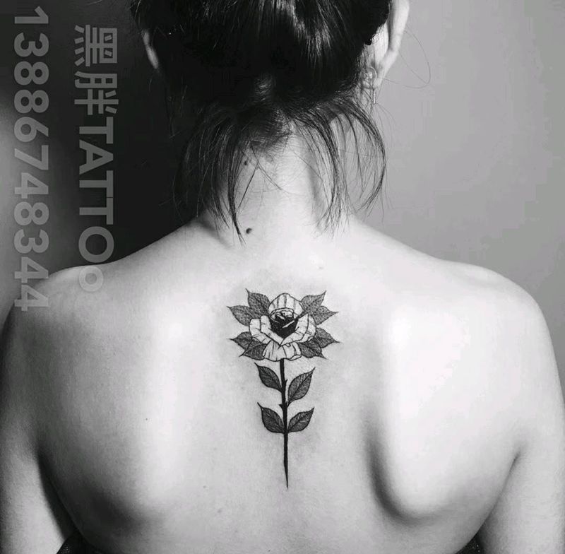 后背花纹身图片