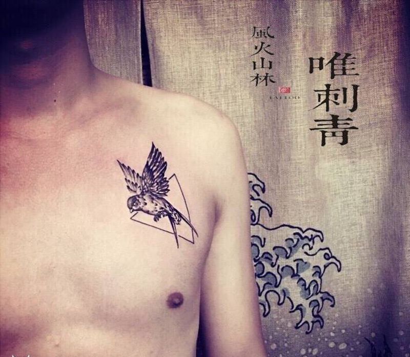 几何元素燕子纹身图片_成品胸部写实几何时尚元素纹身图案