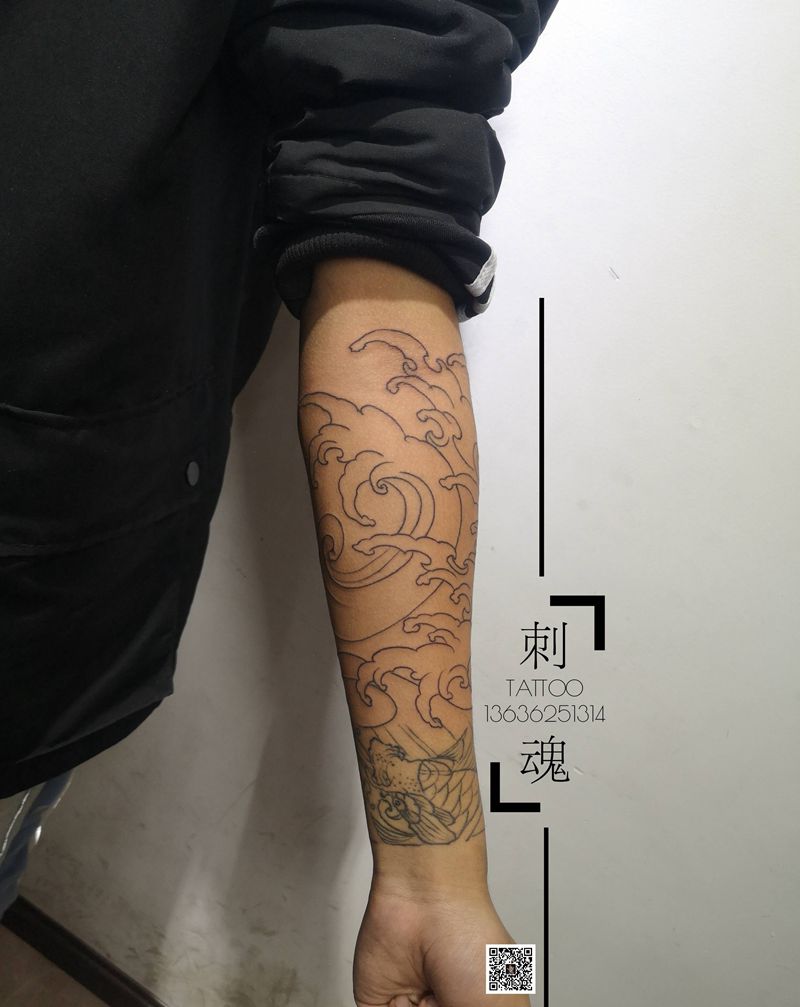小臂水浪纹身图片_手臂几何新传统纹身图案