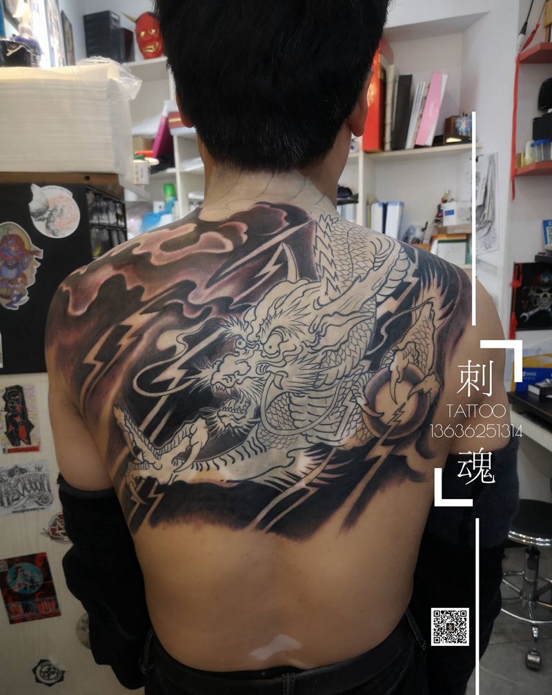 云中龙纹身图片_背部新传统纹身图案