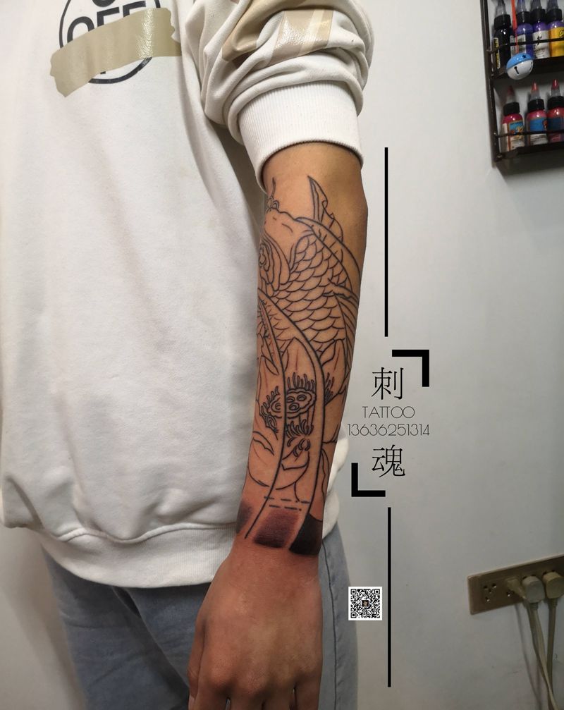 包小臂锦鲤纹身图片_手臂新传统纹身图案