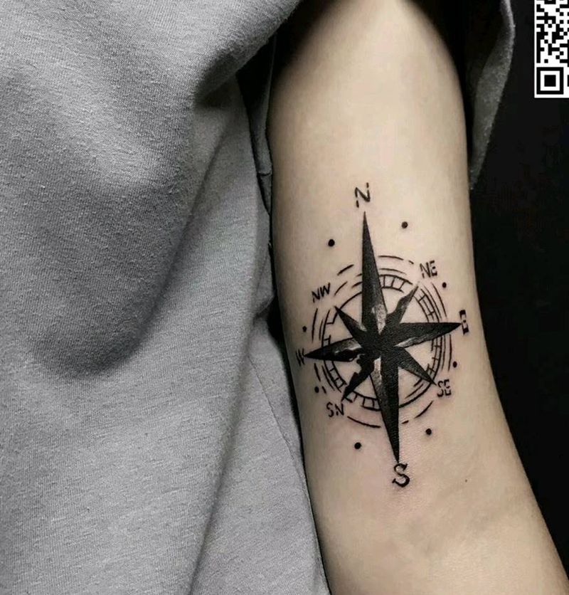 指南针纹身图片_手臂纹身图案