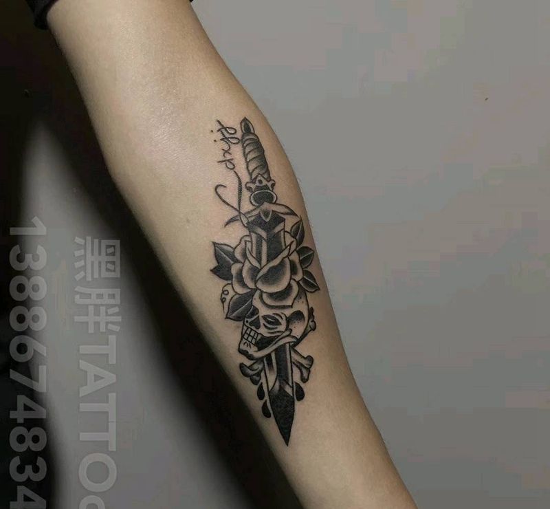 匕首花纹身图片