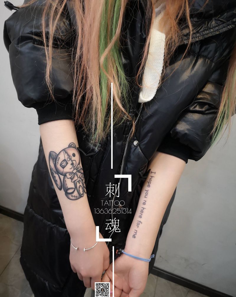 小熊，字纹身图片_手臂Old School纹身图案