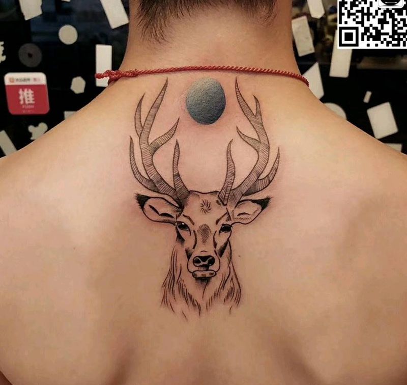 鹿纹身图片_背部纹身图案