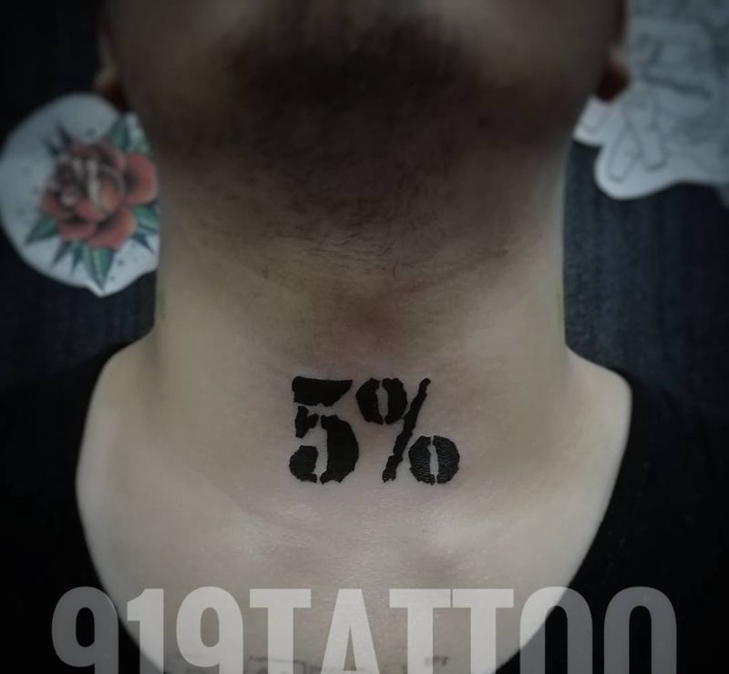 5%的纹身纹身图片_颈部数字黑灰小图纹身图案