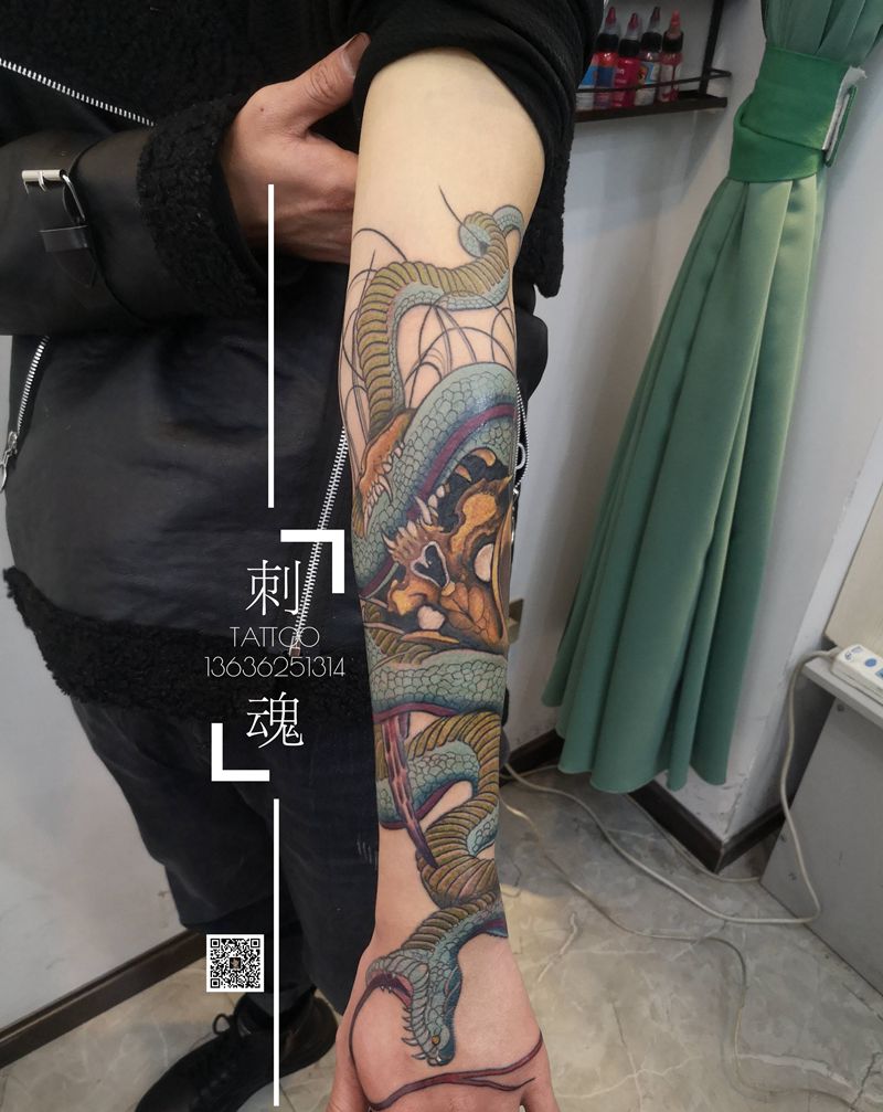 小臂蛇骷髅纹身图片_手臂New School纹身图案