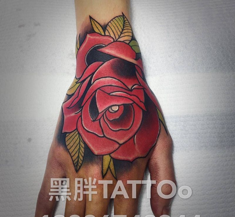 手背玫瑰花纹身图片
