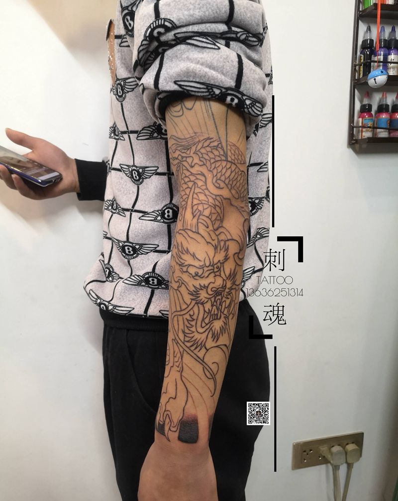 包臂龙纹身图片_手臂新传统纹身图案
