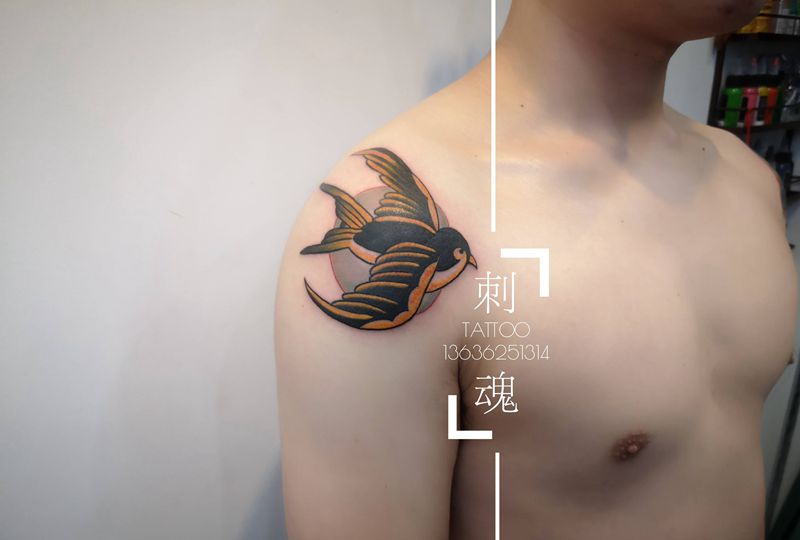 燕子纹身图片_肩部Old School纹身图案