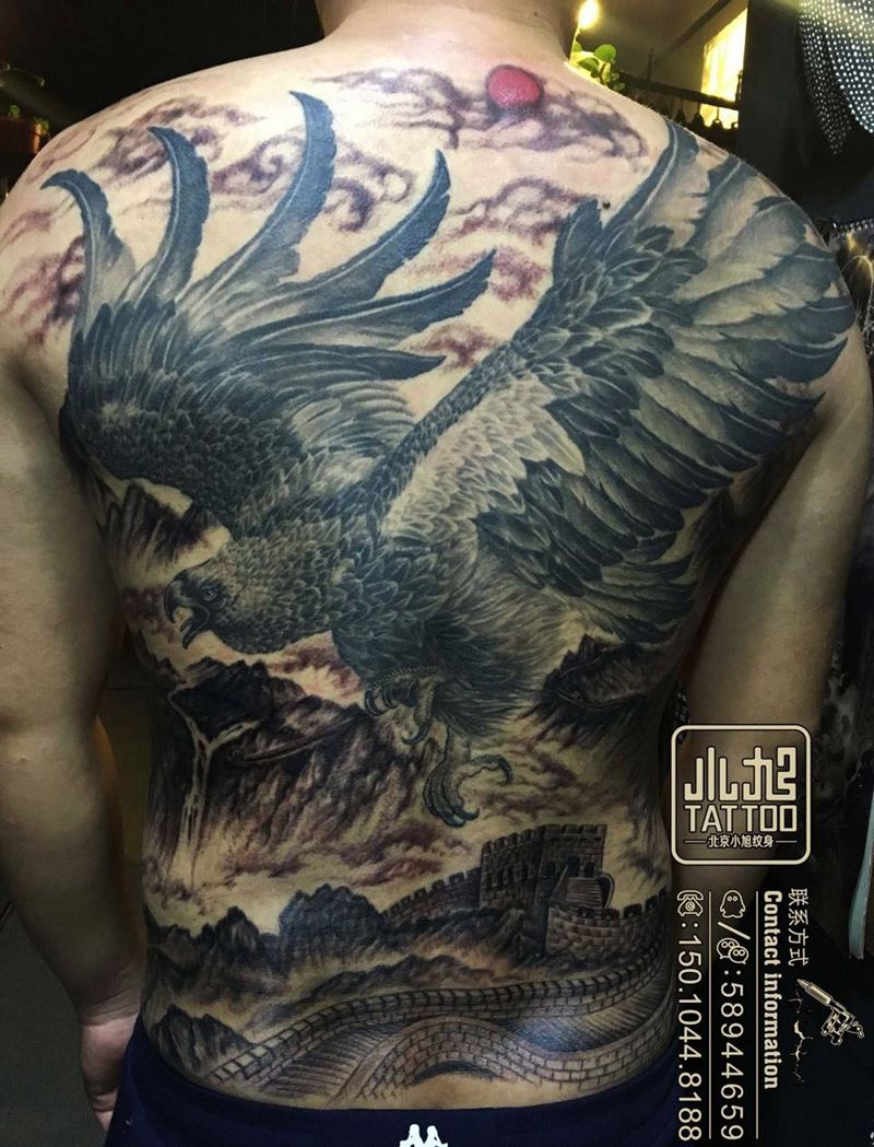 雄鹰展翅纹身图片_成品背部传统写实动物植物纹身图案