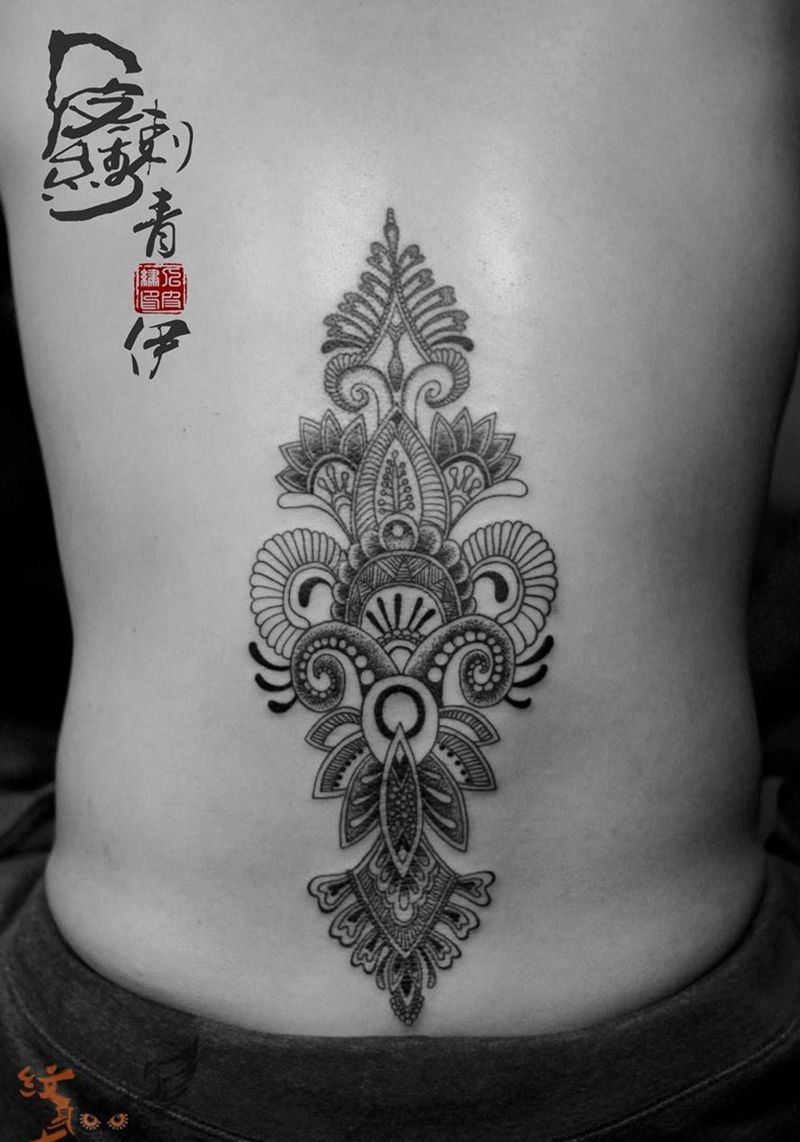 梵纹身图片_背部纹身图案