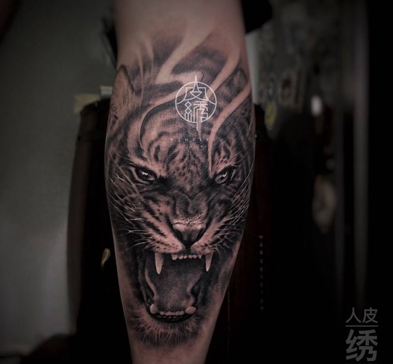 虎纹身图片_腿部脚部欧美写实纹身图案