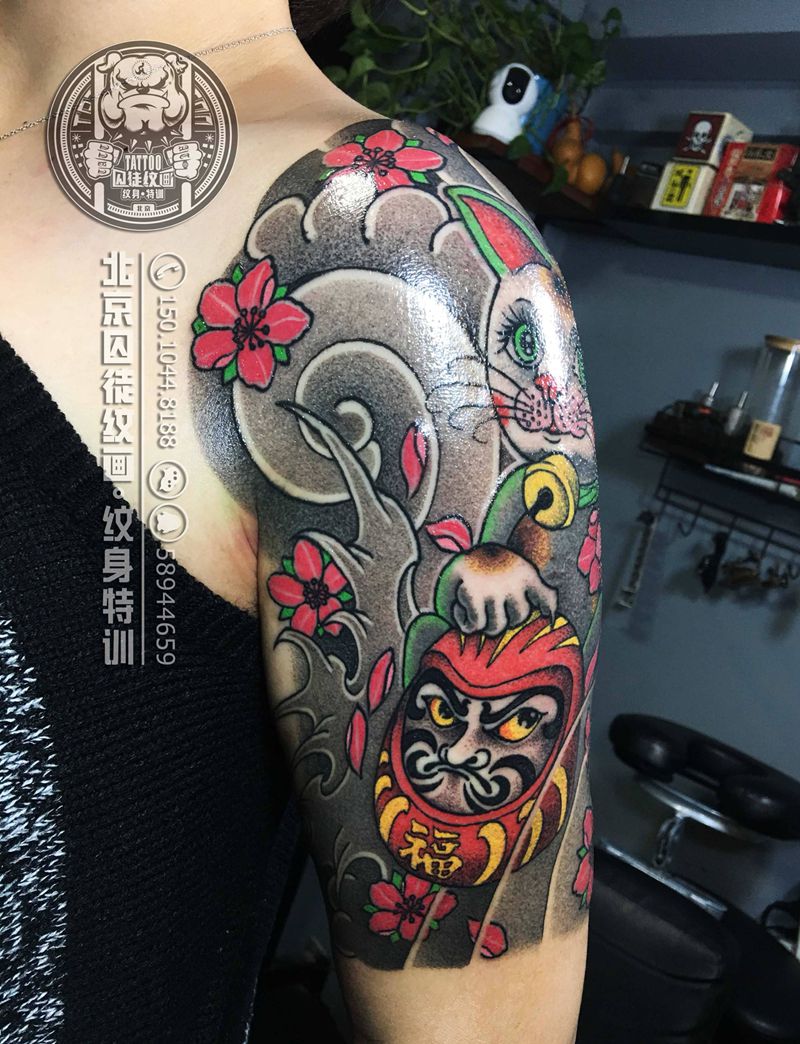 招财猫纹身图片_手臂肩部老传统招财猫达摩纹身图案