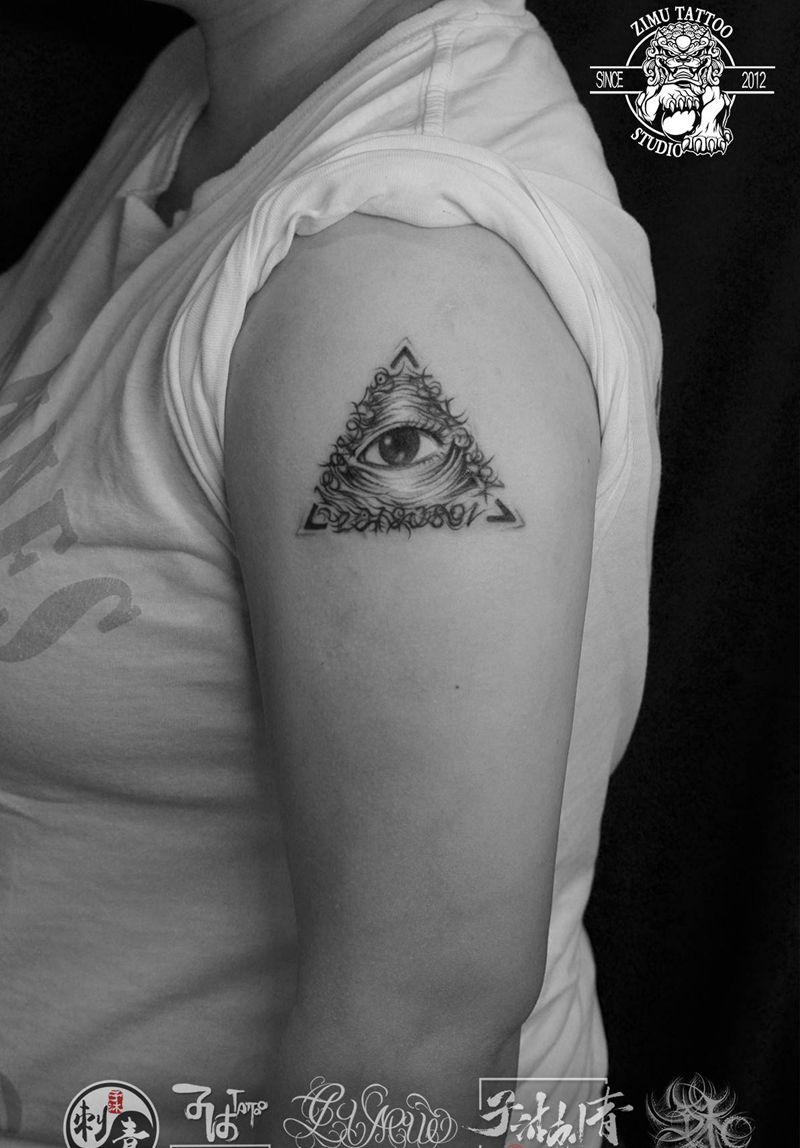 遮盖数字三角上帝之眼纹身图片_欧美写实New School纹身图案