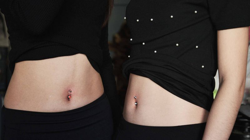 脐钉纹身图片_腹部穿孔脐钉纹身图案