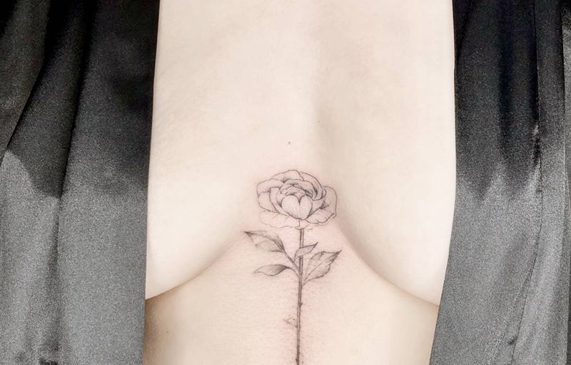 小玫瑰纹身图片_胸部纹身图案
