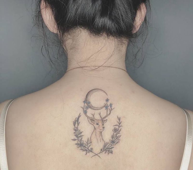 小清新纹身图片_背部水彩纹身图案