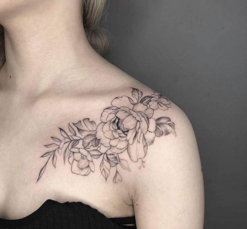 素花纹身图片_肩部胸部素花纹身图案