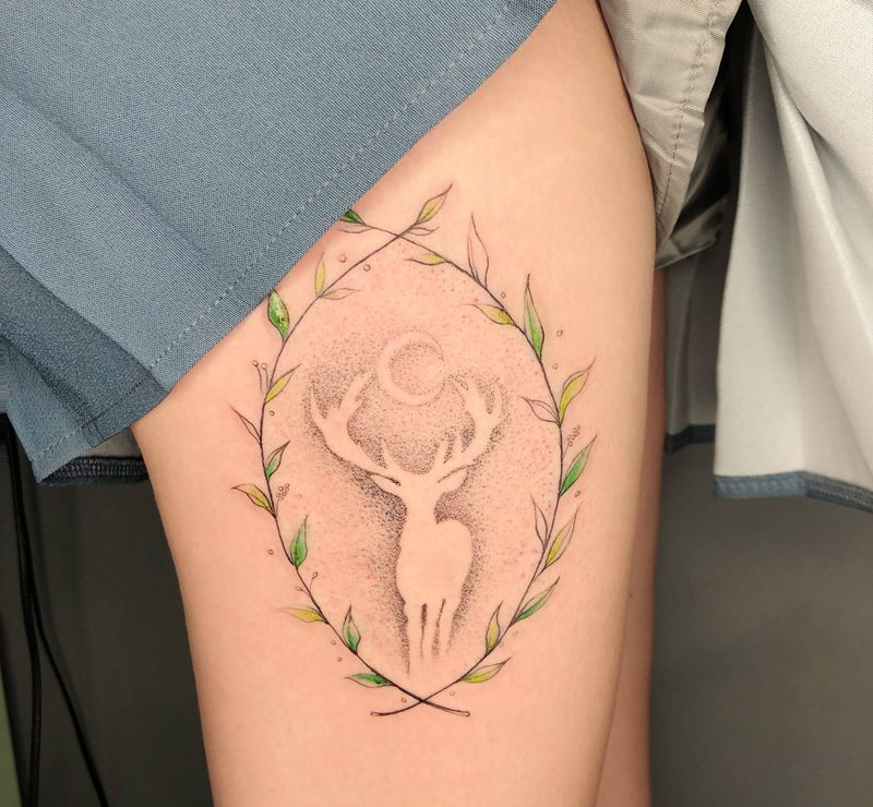 鹿剪影纹身图片_腿部点刺纹身图案