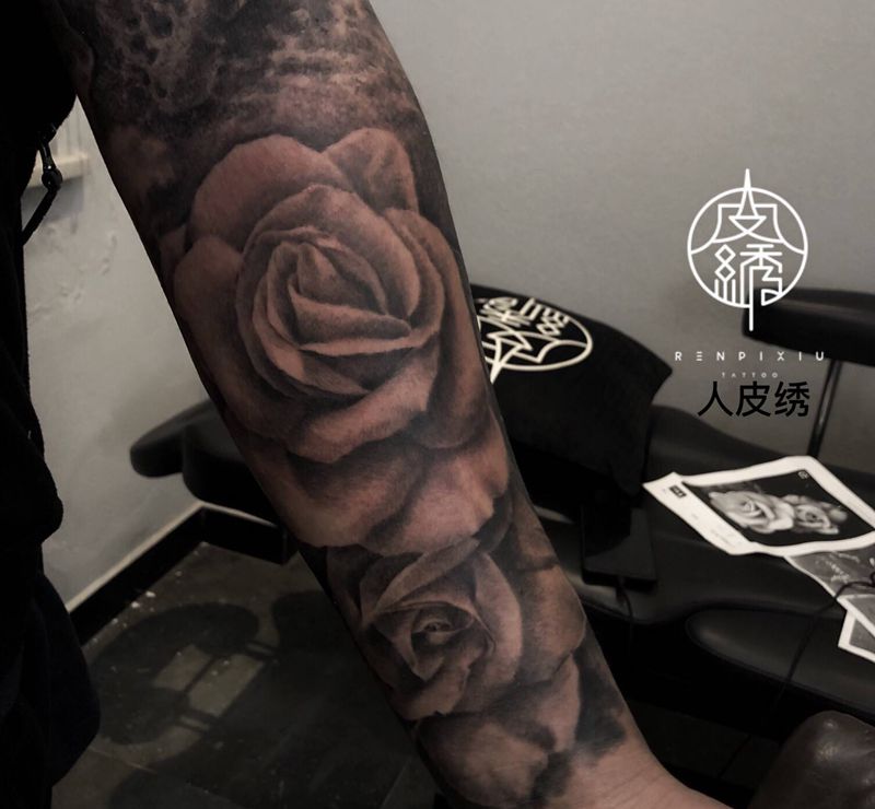 玫瑰指南针包小臂纹身图片_手臂手部欧美写实纹身图案