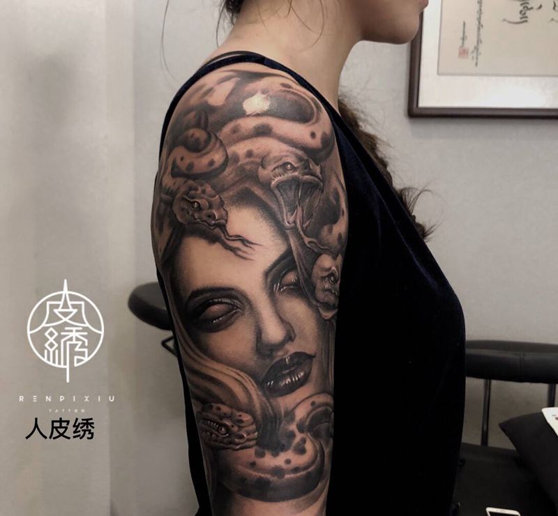 美杜莎包大臂纹身图片_手部手臂欧美写实纹身图案