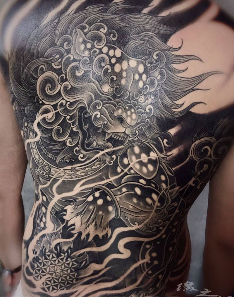 满背唐狮纹身图片_背部老传统纹身图案