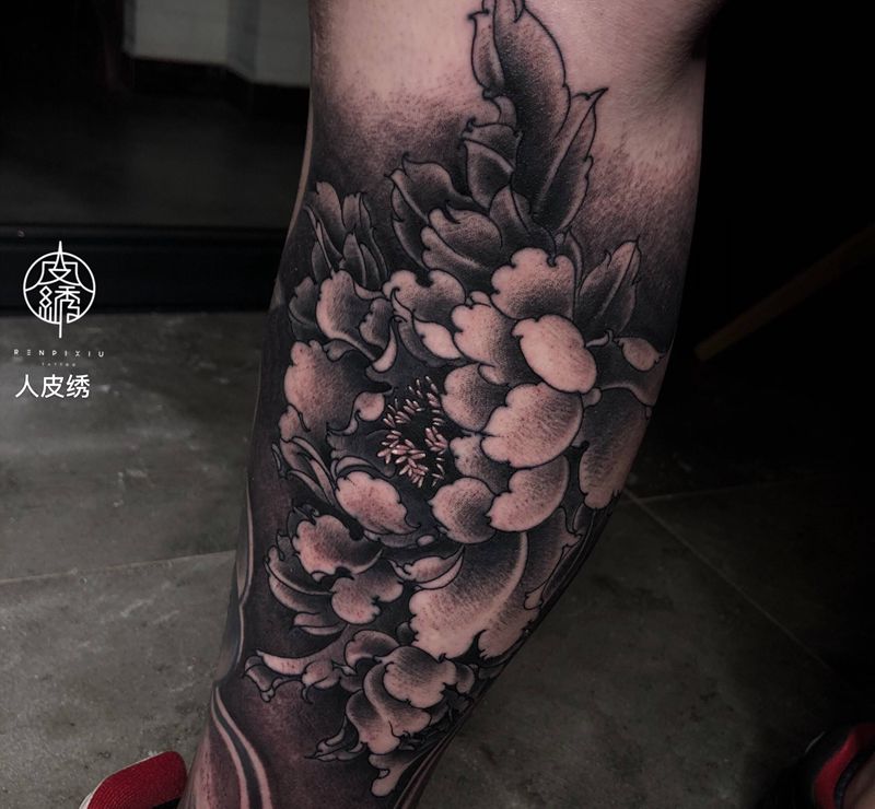 牡丹纹身图片_腿部新传统牡丹纹身图案