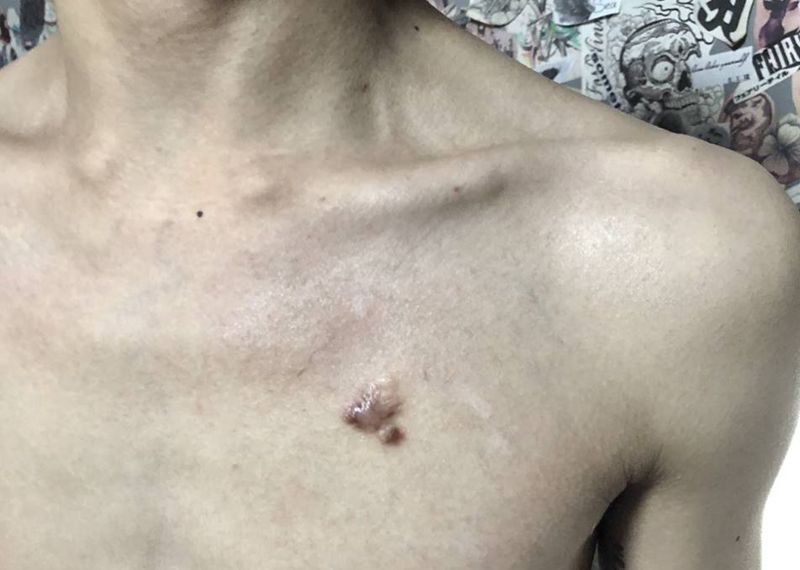 遮盖纹身图片_胸部水墨纹身图案