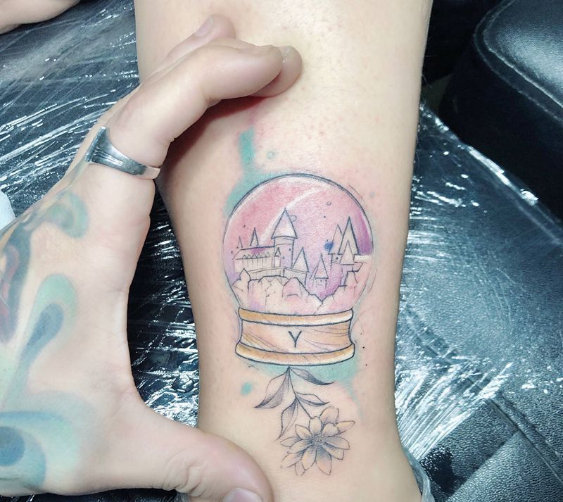 水粉水晶球纹身图片_腿部水彩纹身图案