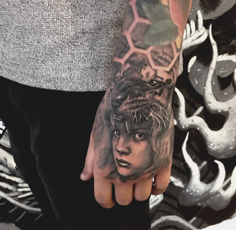 写实手背纹身图片_手臂纹身图案