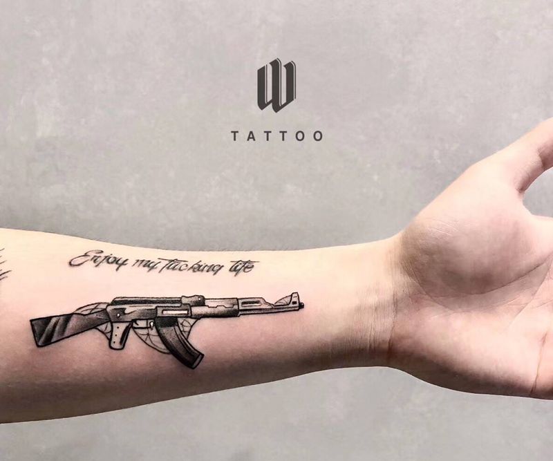 AK47纹身图片_手臂欧美写实纹身图案