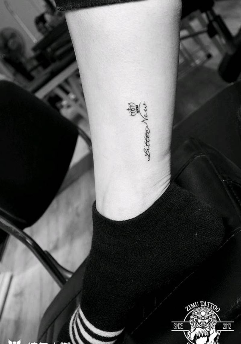 皇冠英文小腿纹身图片_脚部几何纹身图案