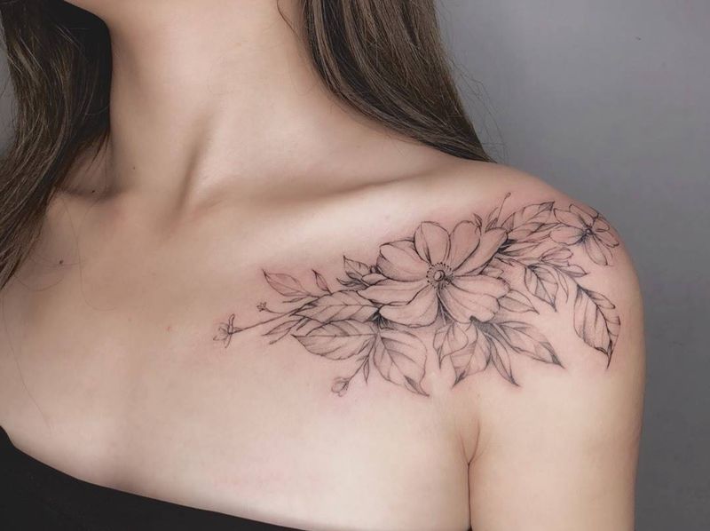 木槿花开纹身图片_胸部点刺纹身图案