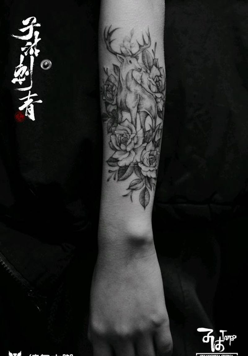花与鹿 小臂小清新纹身图片_手臂新传统欧美写实纹身图案